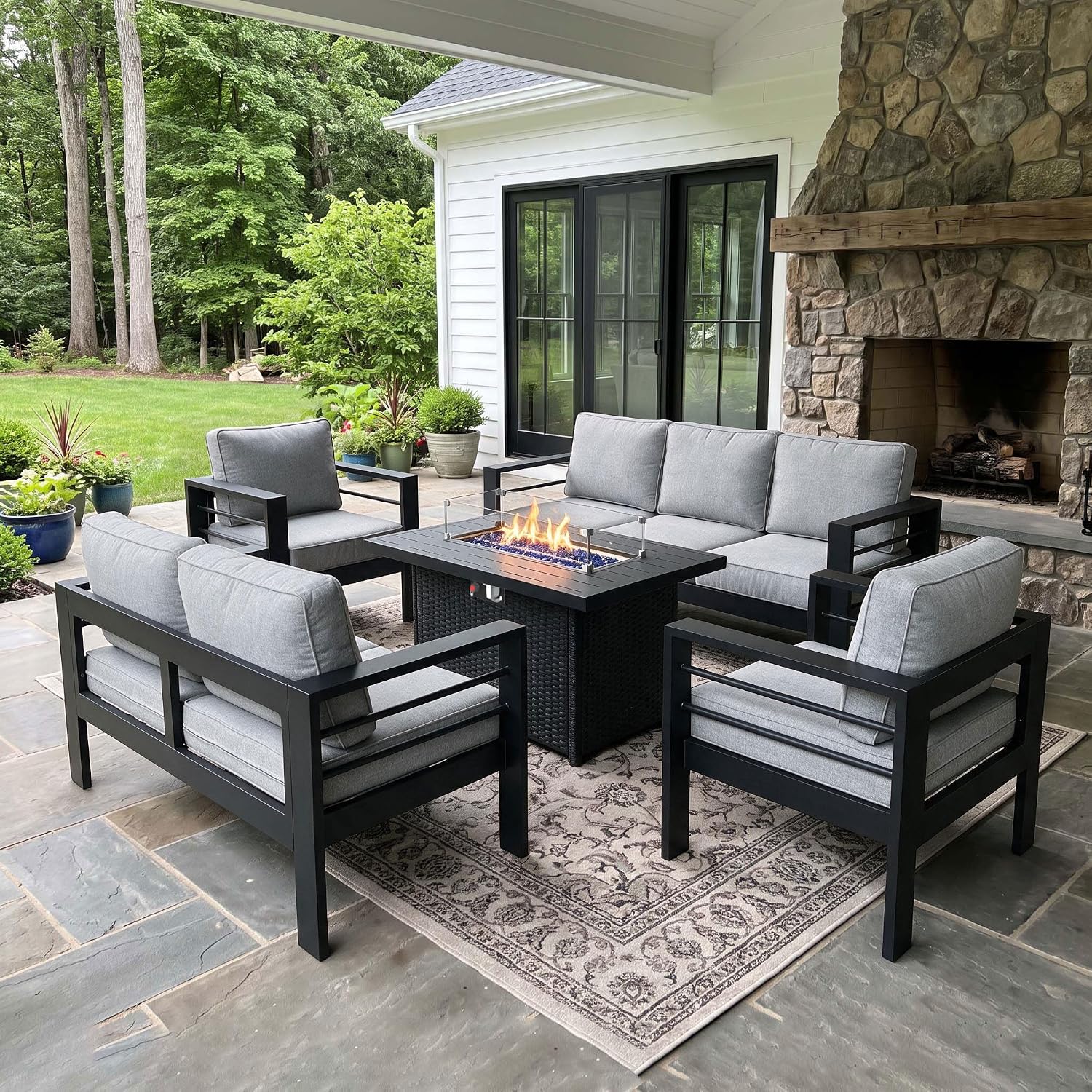 Outdoor Furniture And Fire Pit - Set di mobili da esterno in